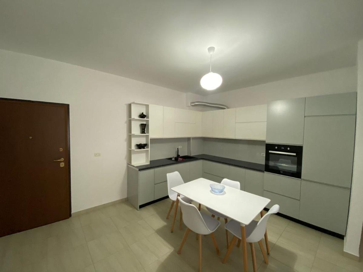 Vlora'S Apartment Buitenkant foto